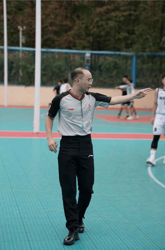 开云体育-关于出色防守首场状态出色，G2观众沸腾！，莱万多夫斯基重返赛场上演精彩一战的信息-开云体育